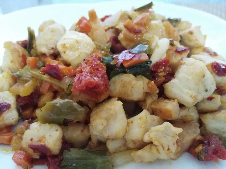 Kurutulmuş sebze karışımlı tavuk sote