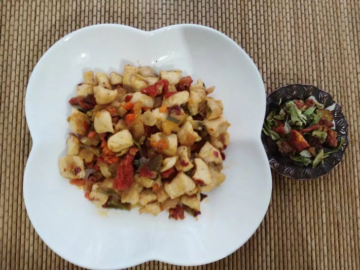 Kurutulmuş sebze karışımlı tavuk sote